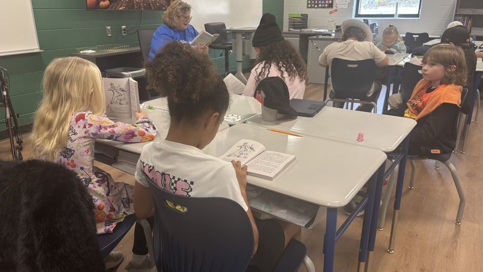 Image for story: West Virginia and Ohio elementary schools participate in Read Across the River Cities