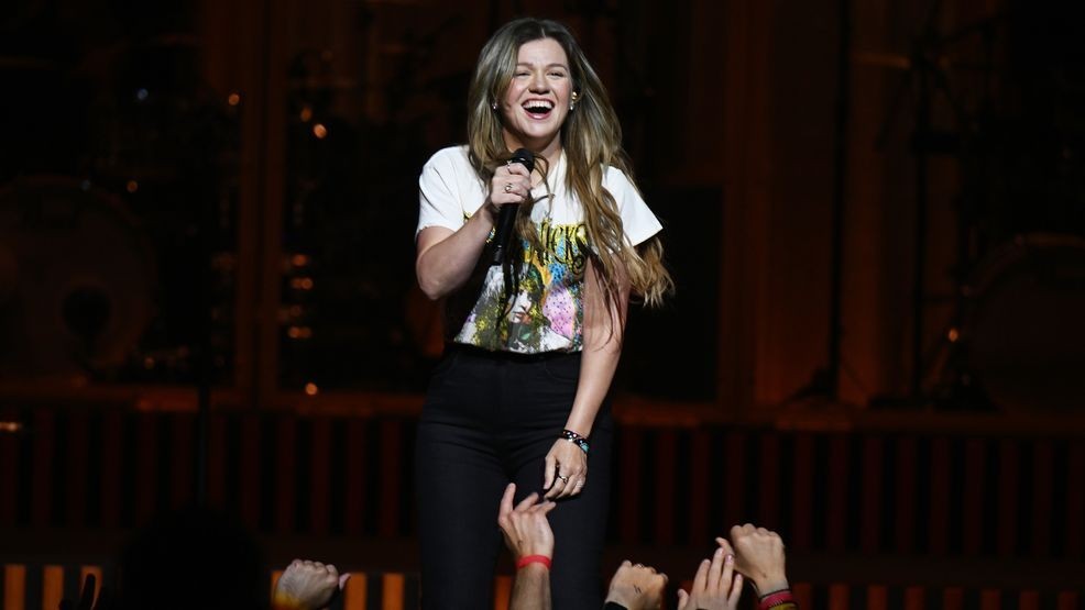 Image for story: Kelly Clarkson slams ex-manager who told her to get THIS procedure done